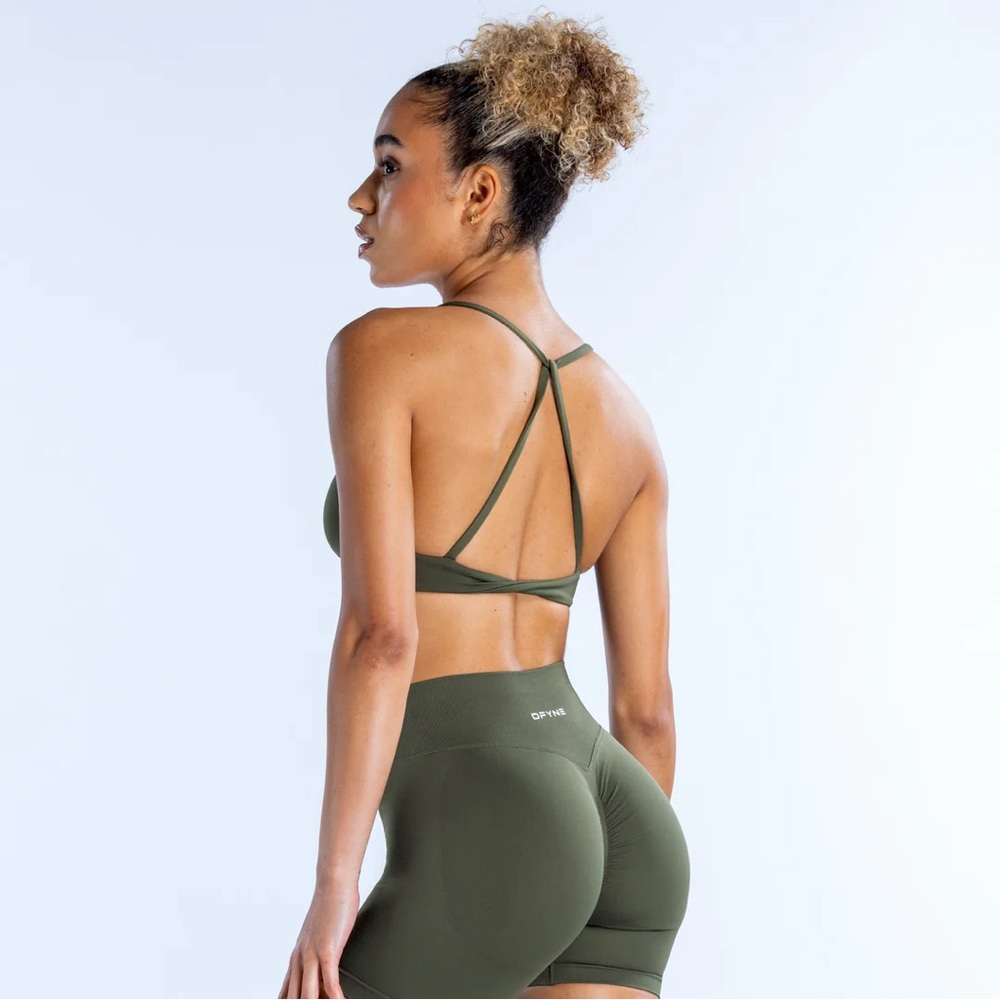dynamic twist front bra & 4.5” shorts dfyne olive size large worn once